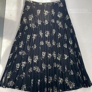 Sag Harbor Black Floral Pleated Skirt Size 16 VTG